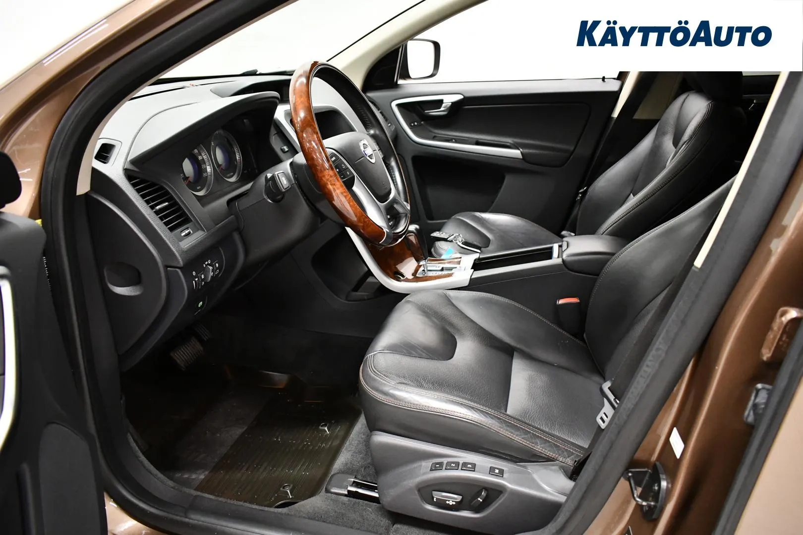 VOLVO XC60 CTI-207 carousel image