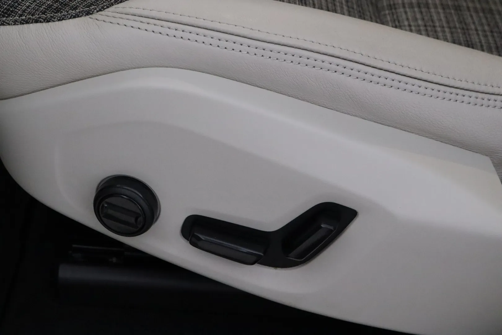 VOLVO XC60 RTX-725 carousel image