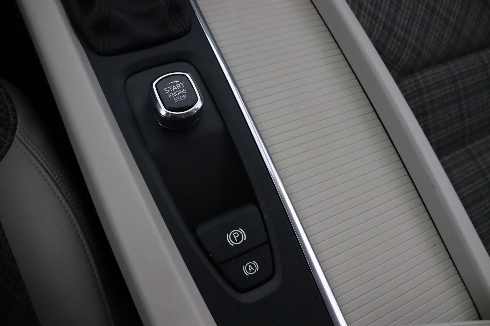 VOLVO XC60 RTX-725 carousel image