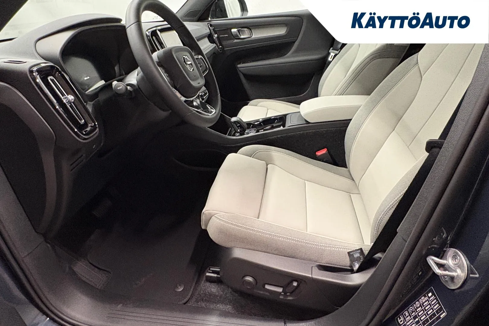 Volvo EX40 LTN-411 carousel image