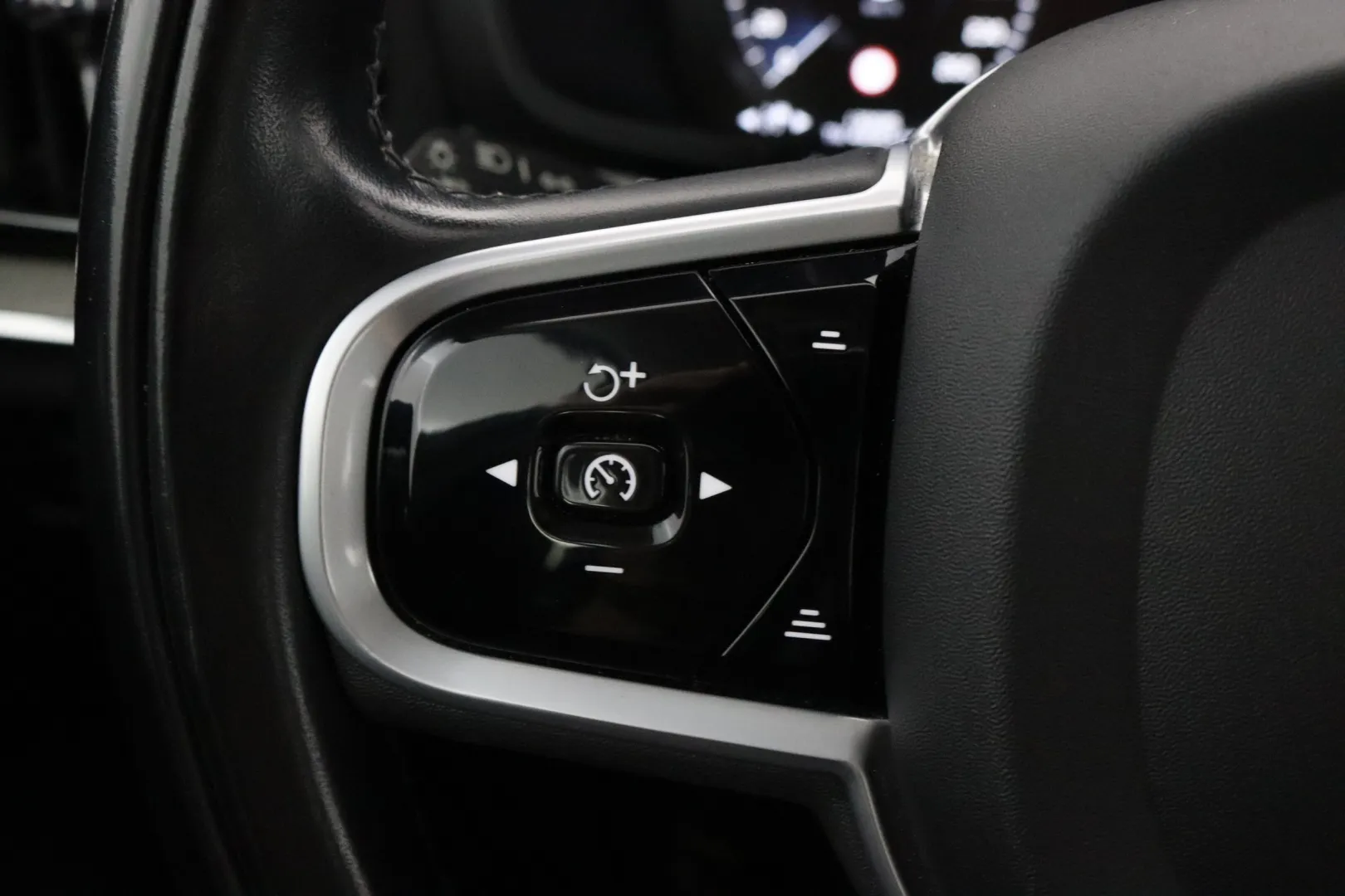 VOLVO V60 Cross Country JTS-145 carousel image