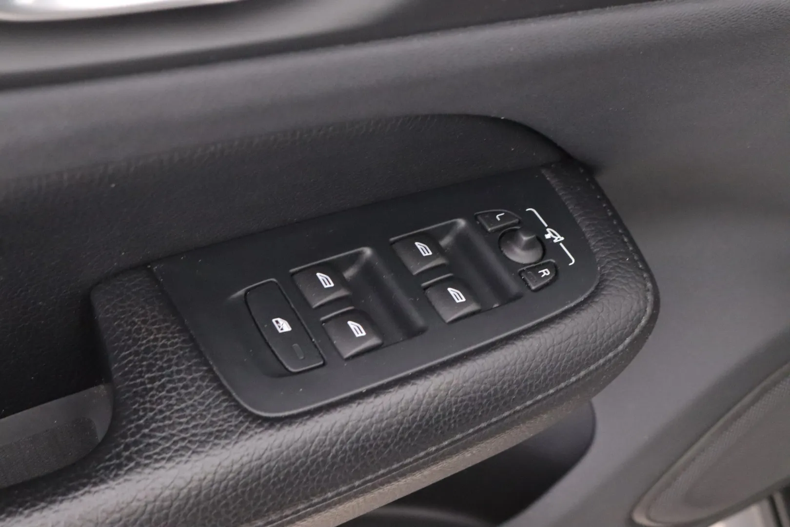 VOLVO V60 Cross Country JTS-145 carousel image