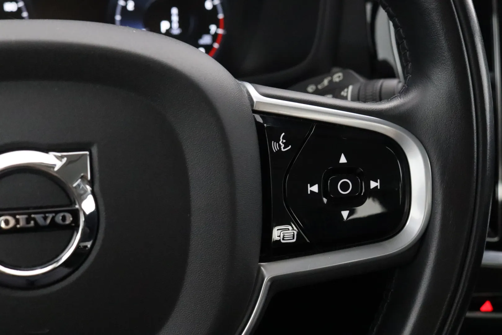 VOLVO V60 Cross Country JTS-145 carousel image