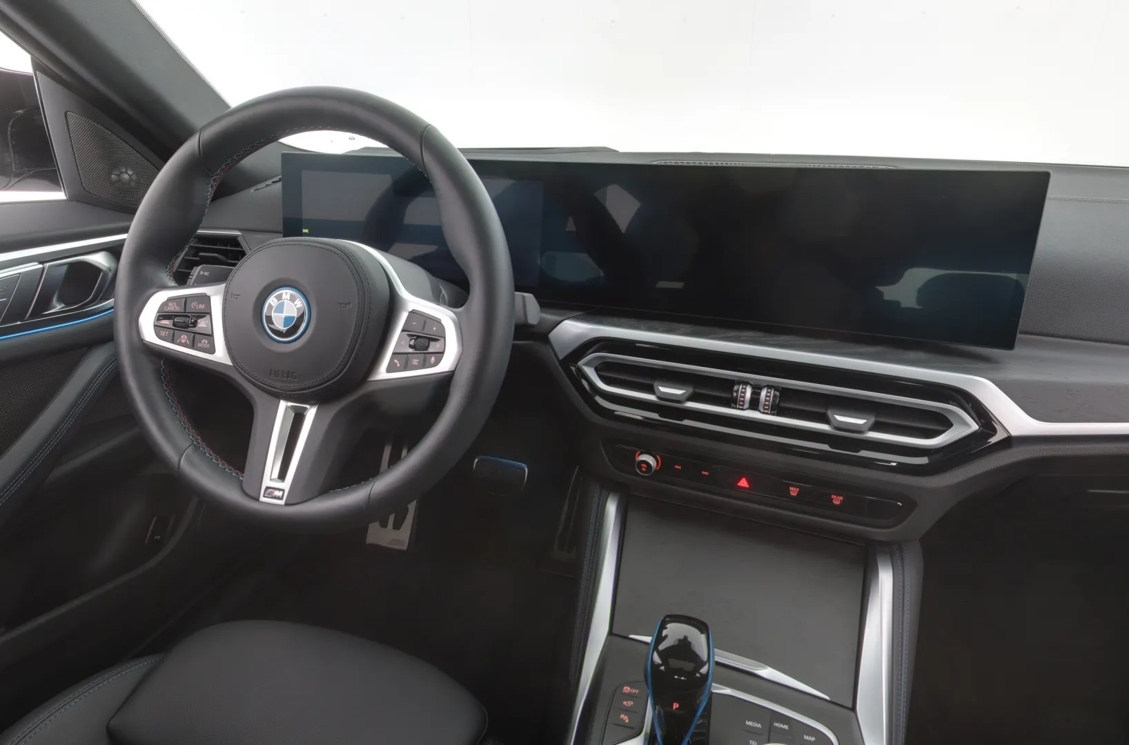 BMW i4 YMA-570 carousel image
