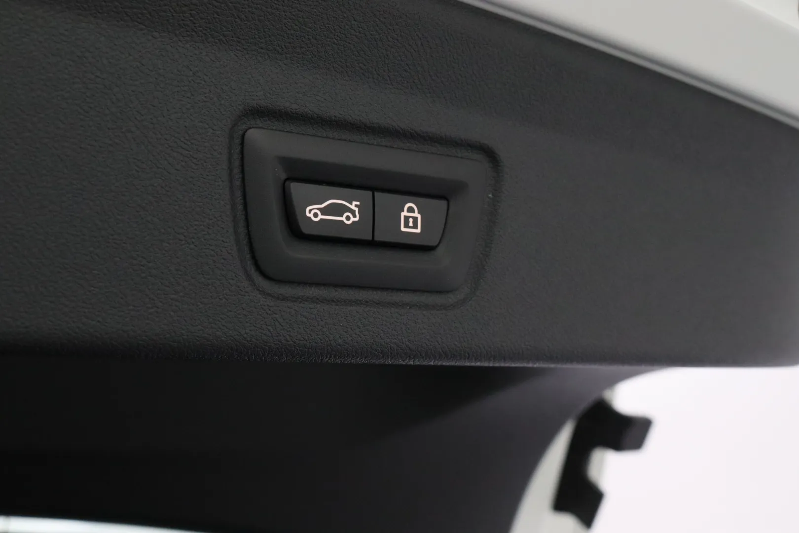 BMW i4 YMA-570 carousel image