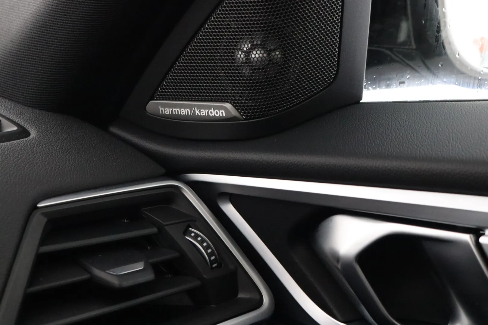 BMW i4 YMA-570 carousel image