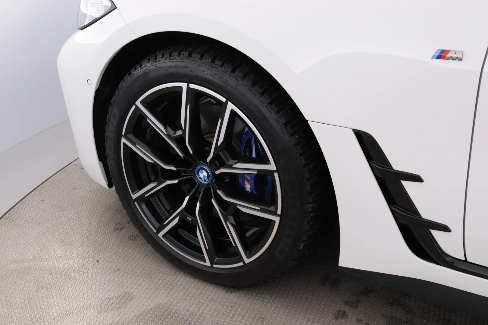 BMW i4 YMA-570 carousel image