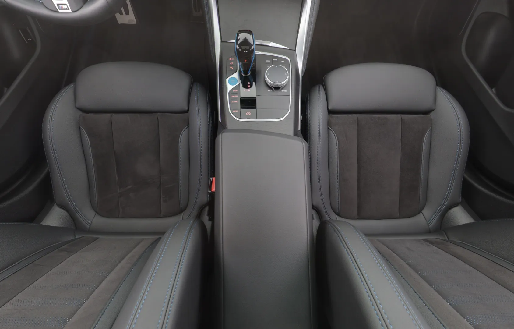 BMW i4 YMA-570 carousel image