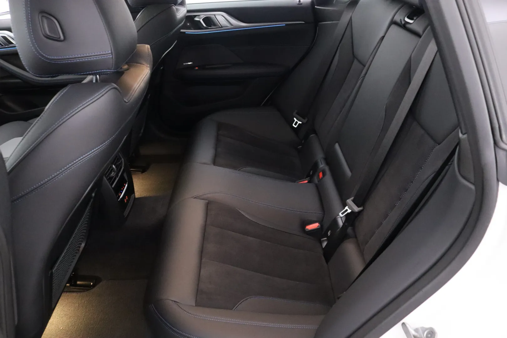 BMW i4 YMA-570 carousel image