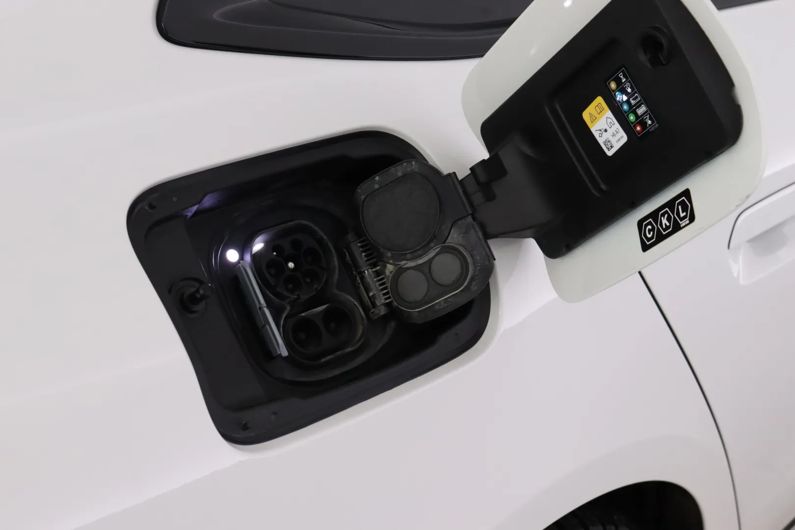 BMW i4 YMA-570 carousel image