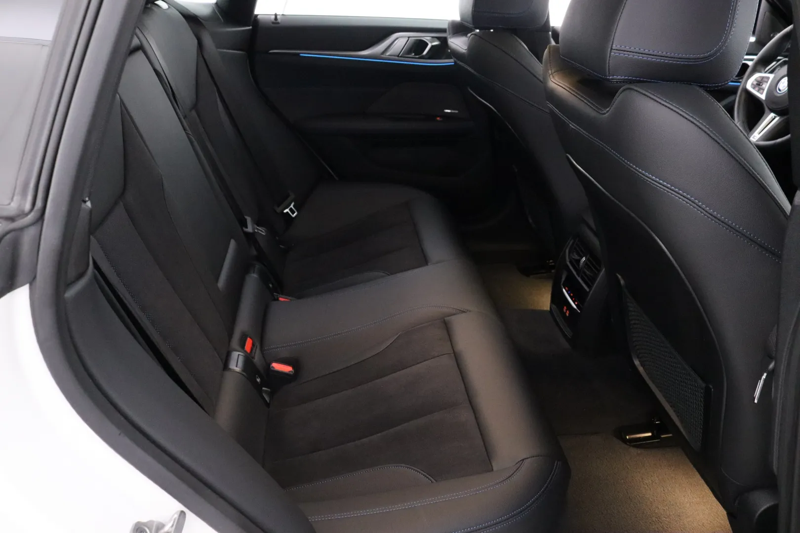 BMW i4 YMA-570 carousel image