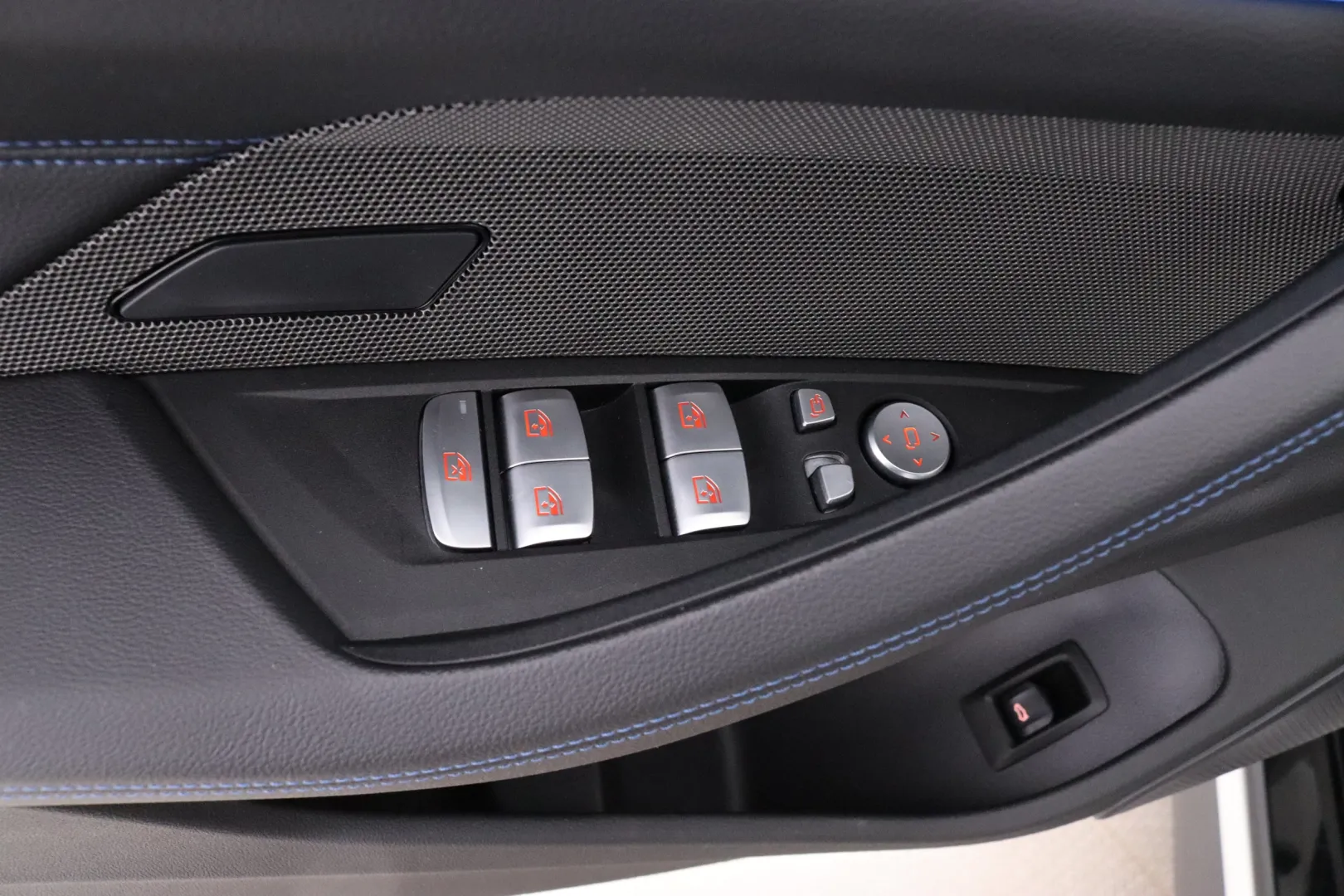 BMW i4 YMA-570 carousel image