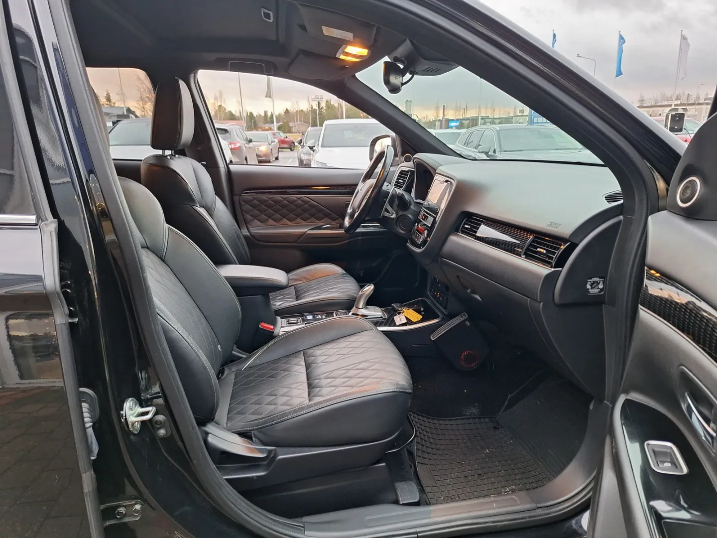 Mitsubishi Outlander PHEV SVZ-105 carousel image