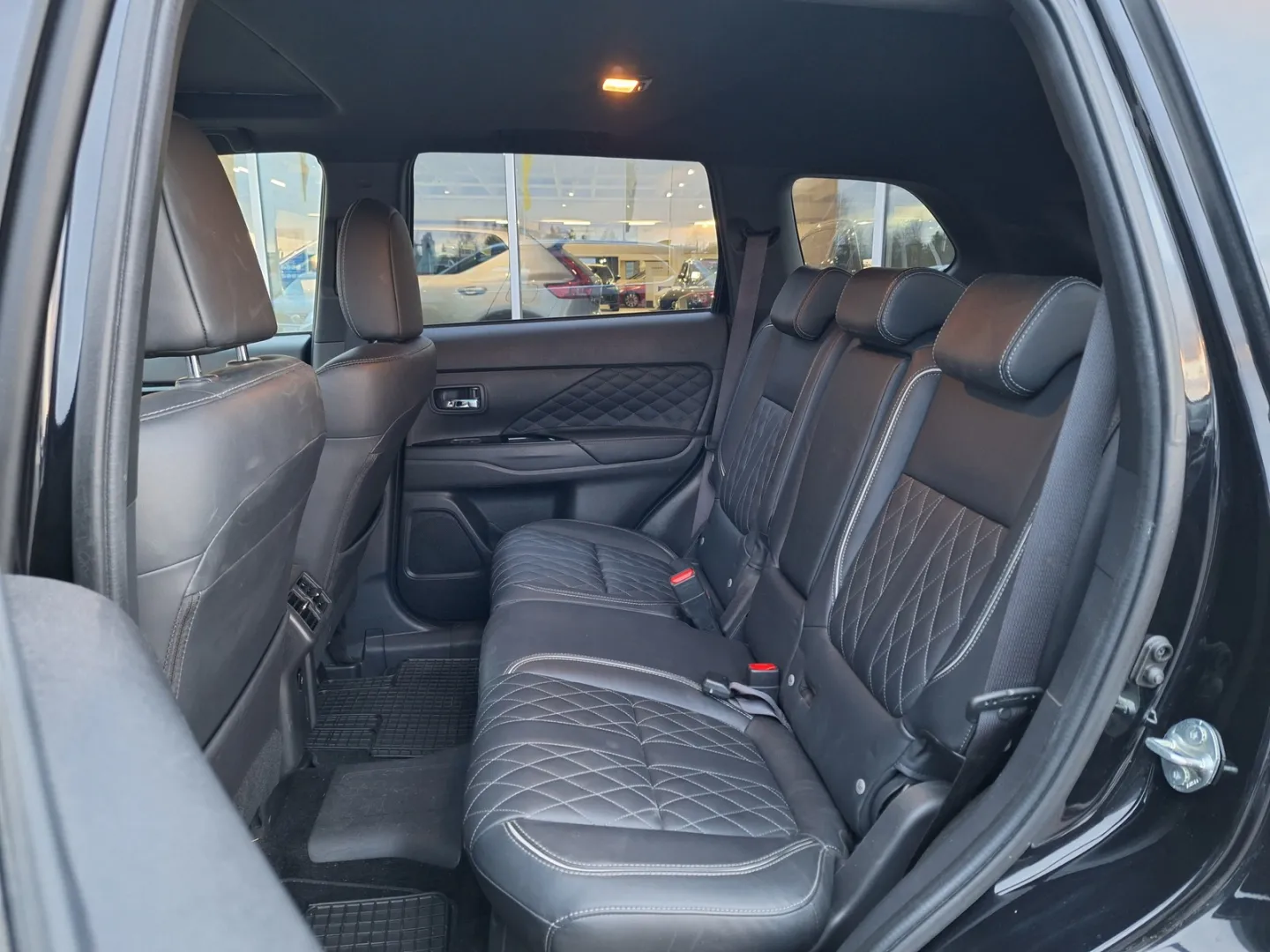 Mitsubishi Outlander PHEV SVZ-105 carousel image