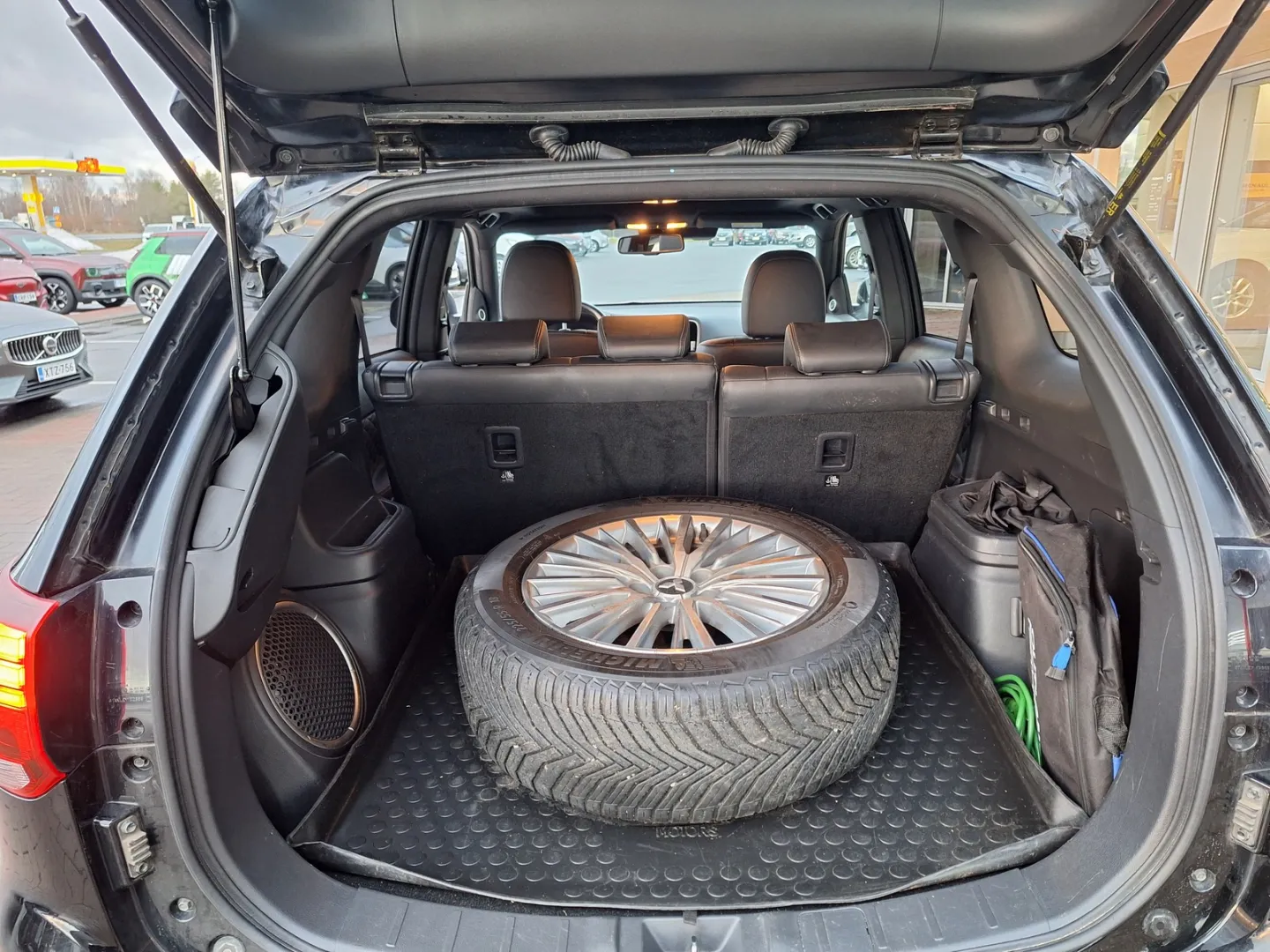 Mitsubishi Outlander PHEV SVZ-105 carousel image