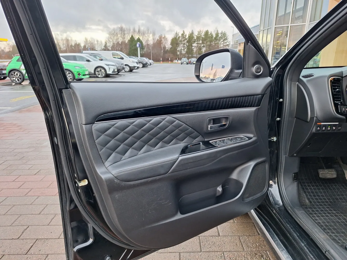 Mitsubishi Outlander PHEV SVZ-105 carousel image