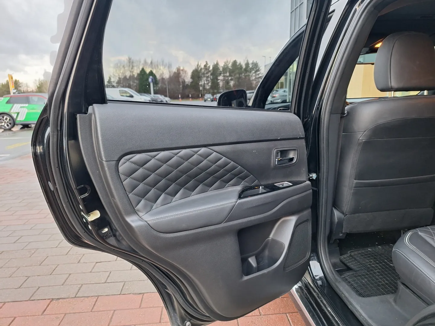 Mitsubishi Outlander PHEV SVZ-105 carousel image