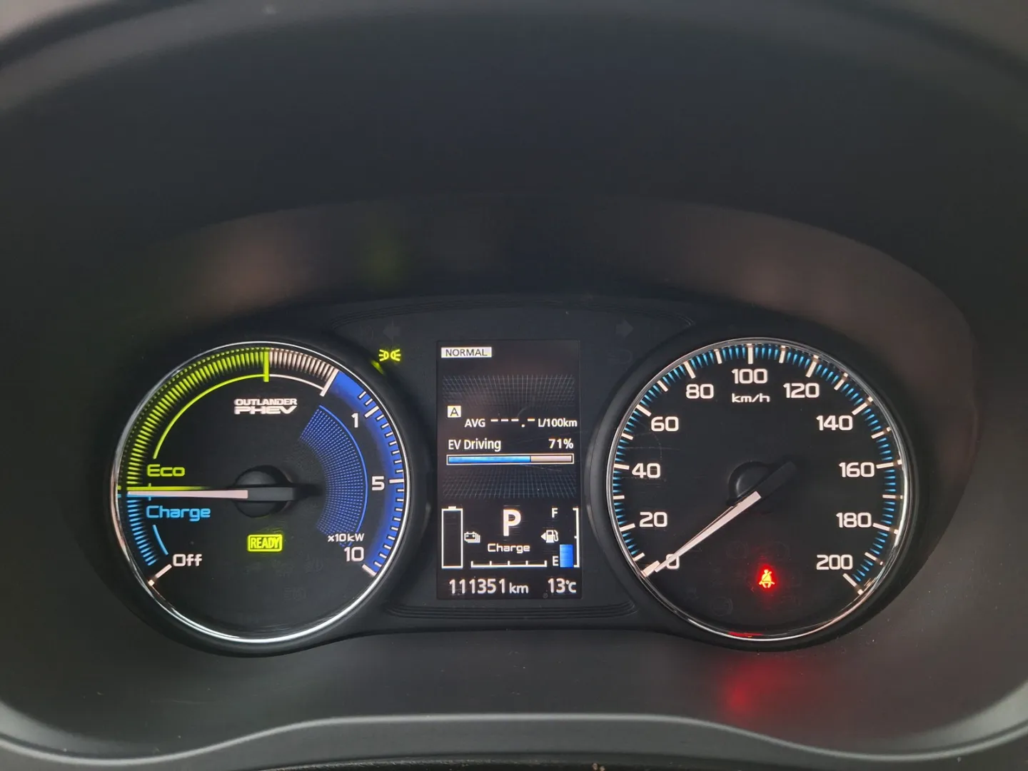 Mitsubishi Outlander PHEV SVZ-105 carousel image