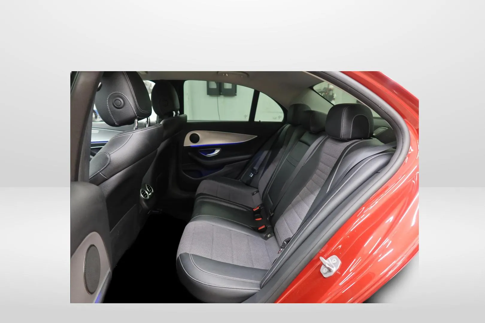 Mercedes-Benz E BXU-696 carousel image