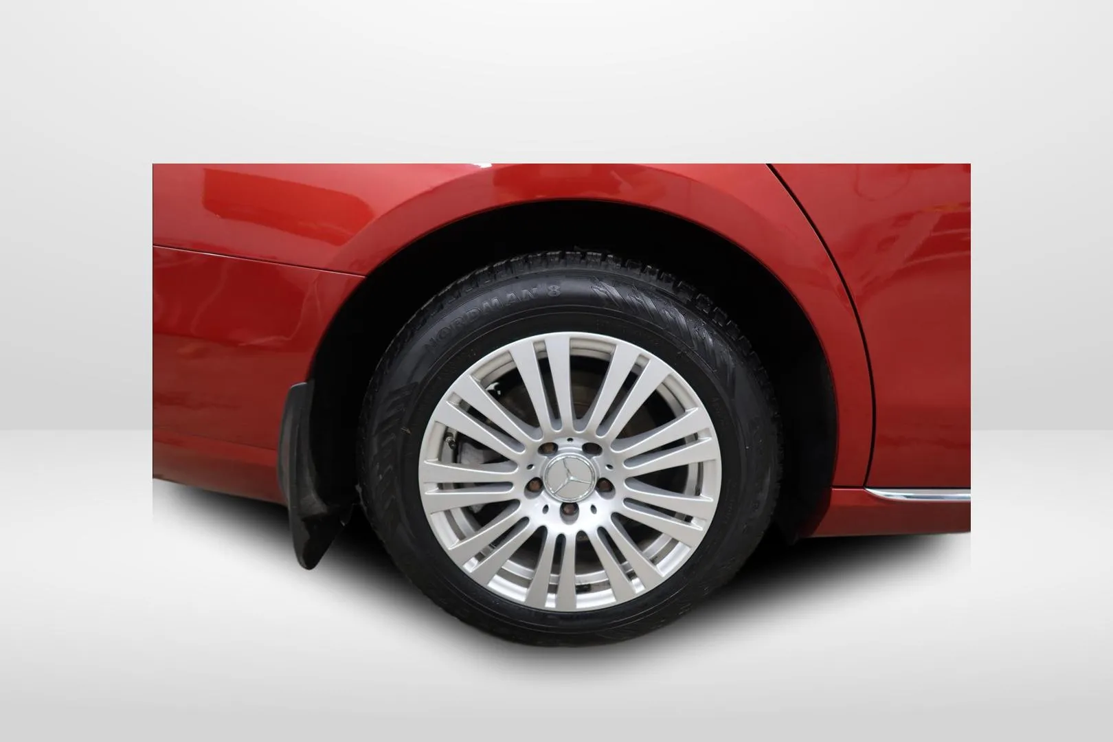 Mercedes-Benz E BXU-696 carousel image