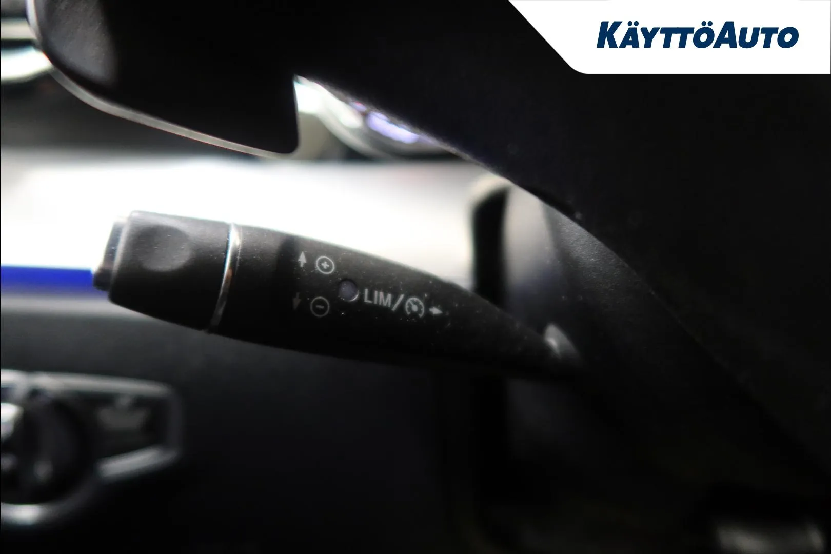 Mercedes-Benz E BXU-696 carousel image