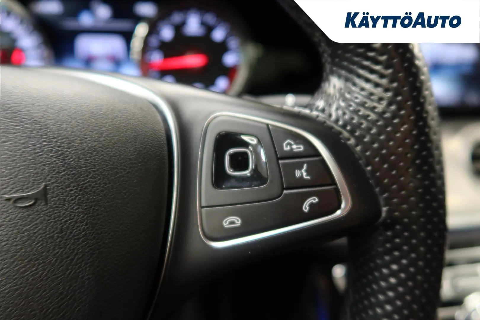 Mercedes-Benz E BXU-696 carousel image