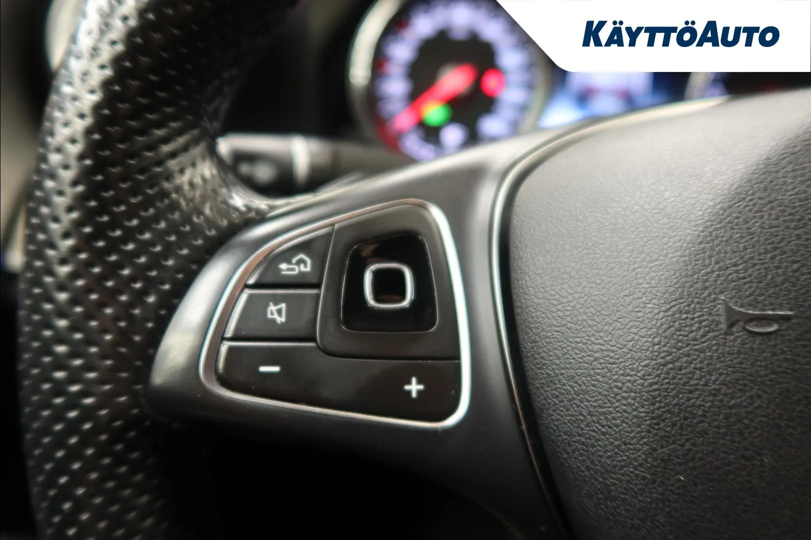 Mercedes-Benz E BXU-696 carousel image