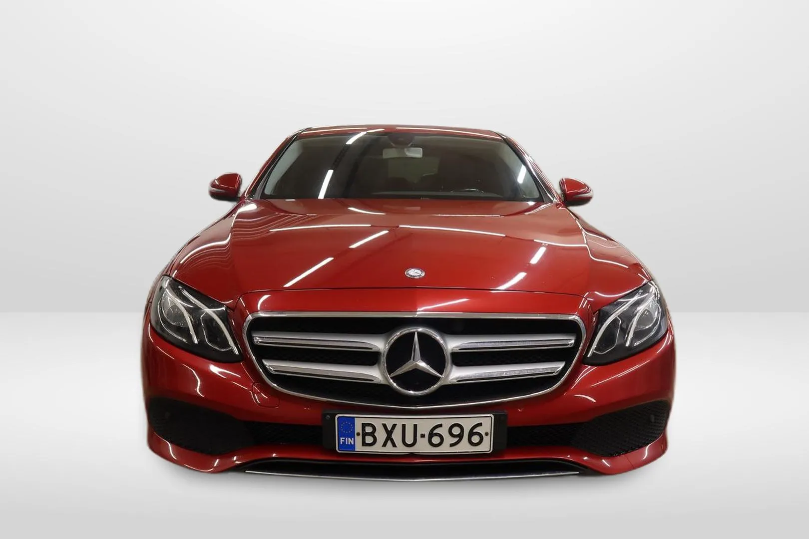 Mercedes-Benz E BXU-696 carousel image