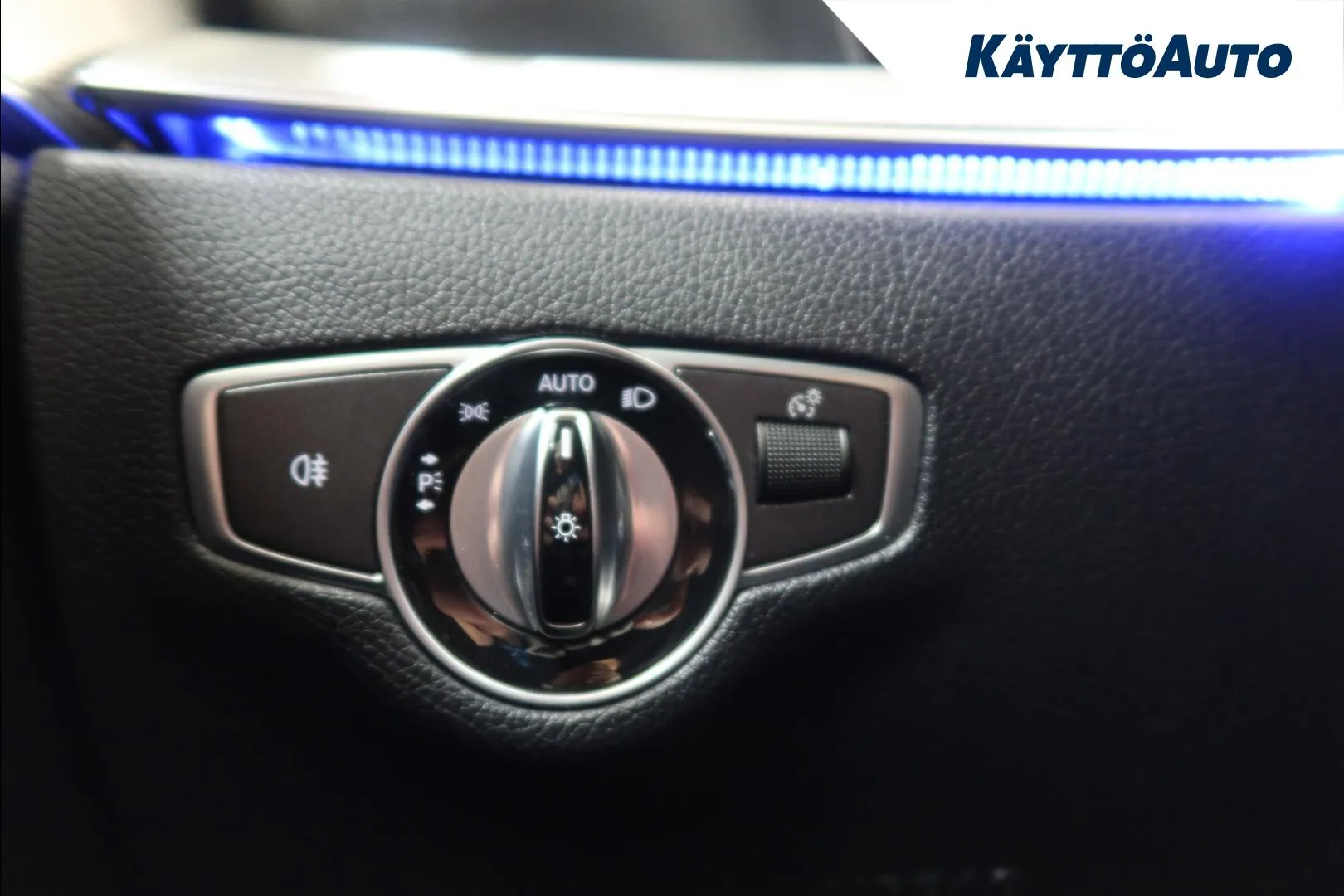 Mercedes-Benz E BXU-696 carousel image