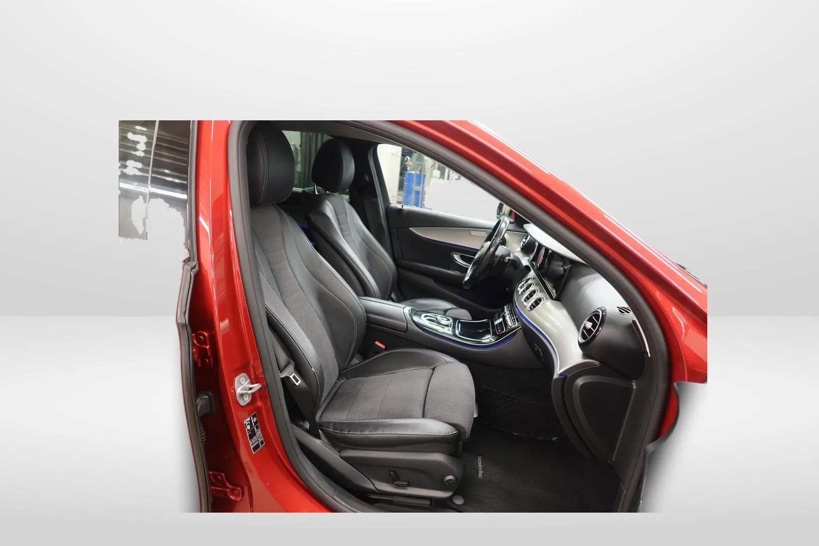 Mercedes-Benz E BXU-696 carousel image