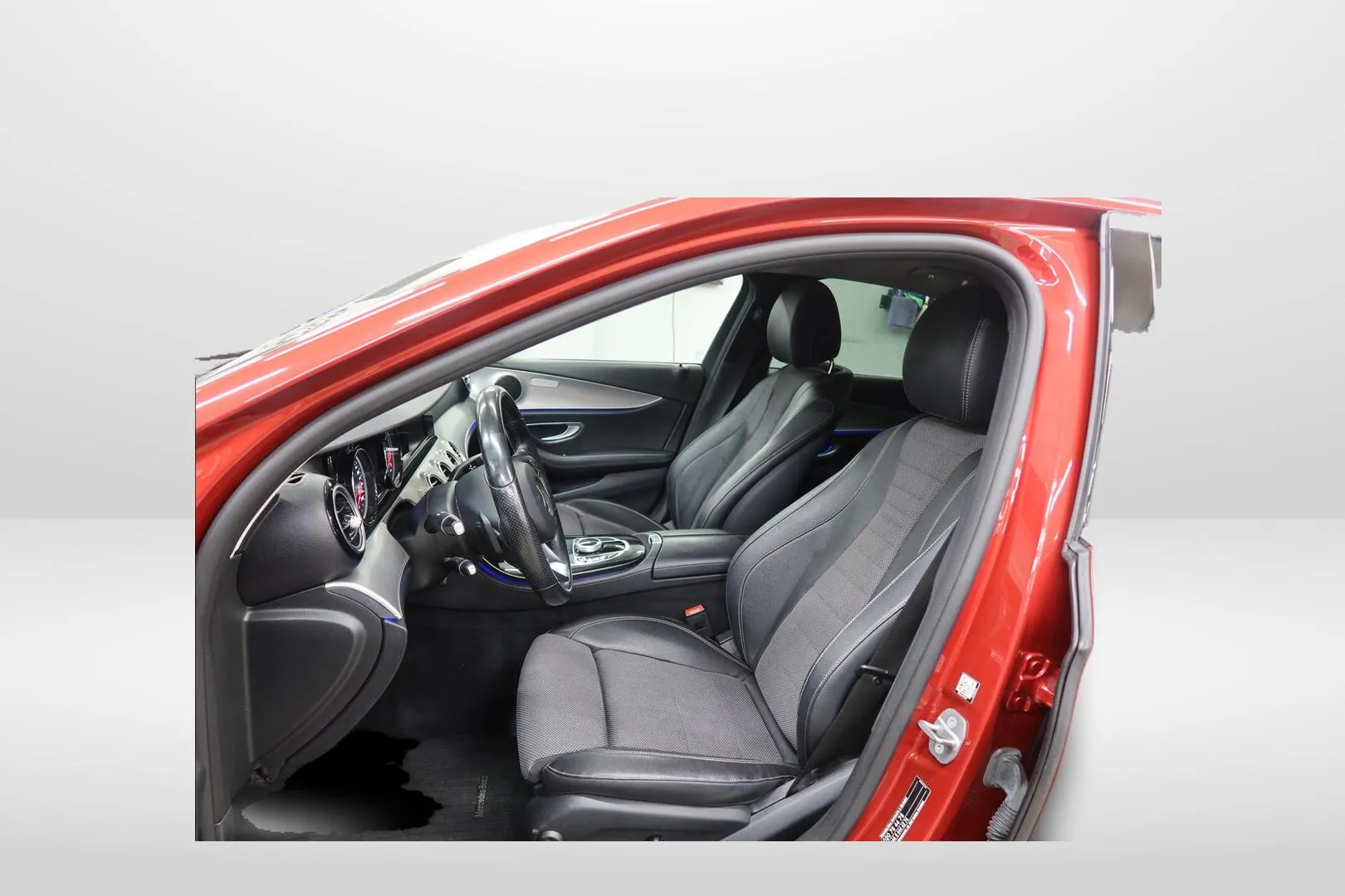 Mercedes-Benz E BXU-696 carousel image