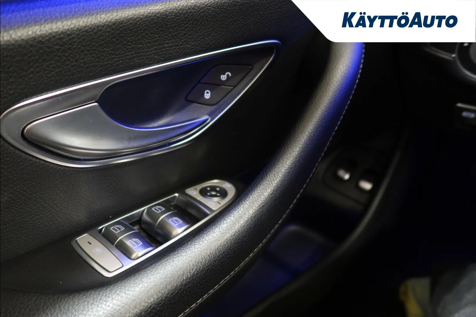 Mercedes-Benz E BXU-696 carousel image