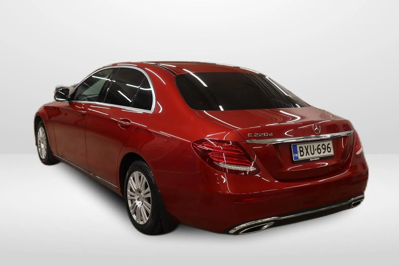 Mercedes-Benz E BXU-696 carousel image