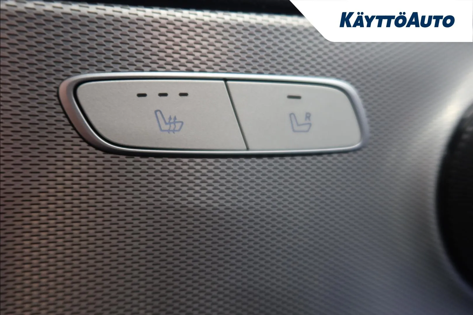 Mercedes-Benz E BXU-696 carousel image