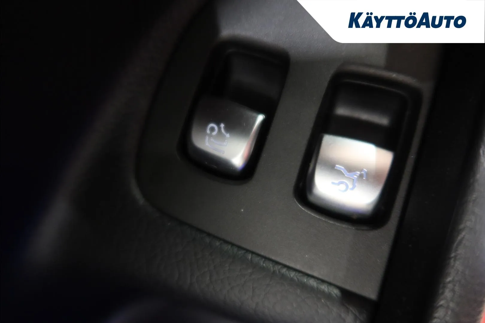 Mercedes-Benz E BXU-696 carousel image