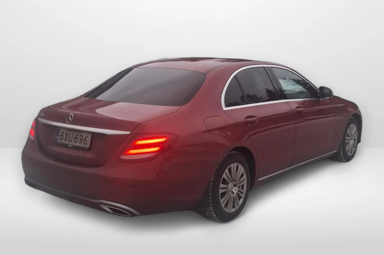 Mercedes-Benz E BXU-696 carousel image