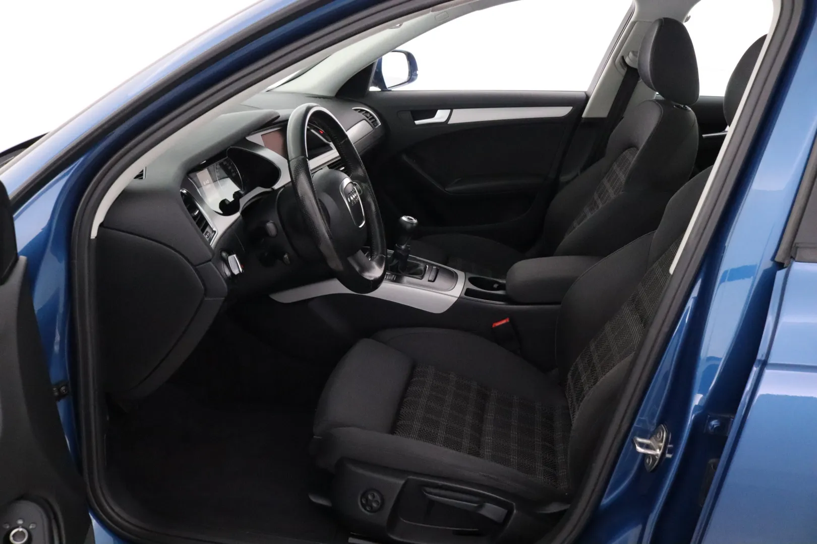 AUDI A4 YHK-609 carousel image