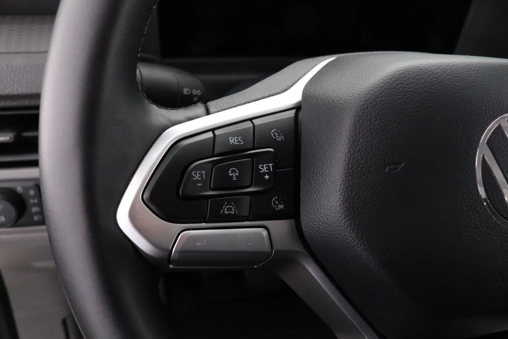 VOLKSWAGEN Transporter XTL-470 carousel image