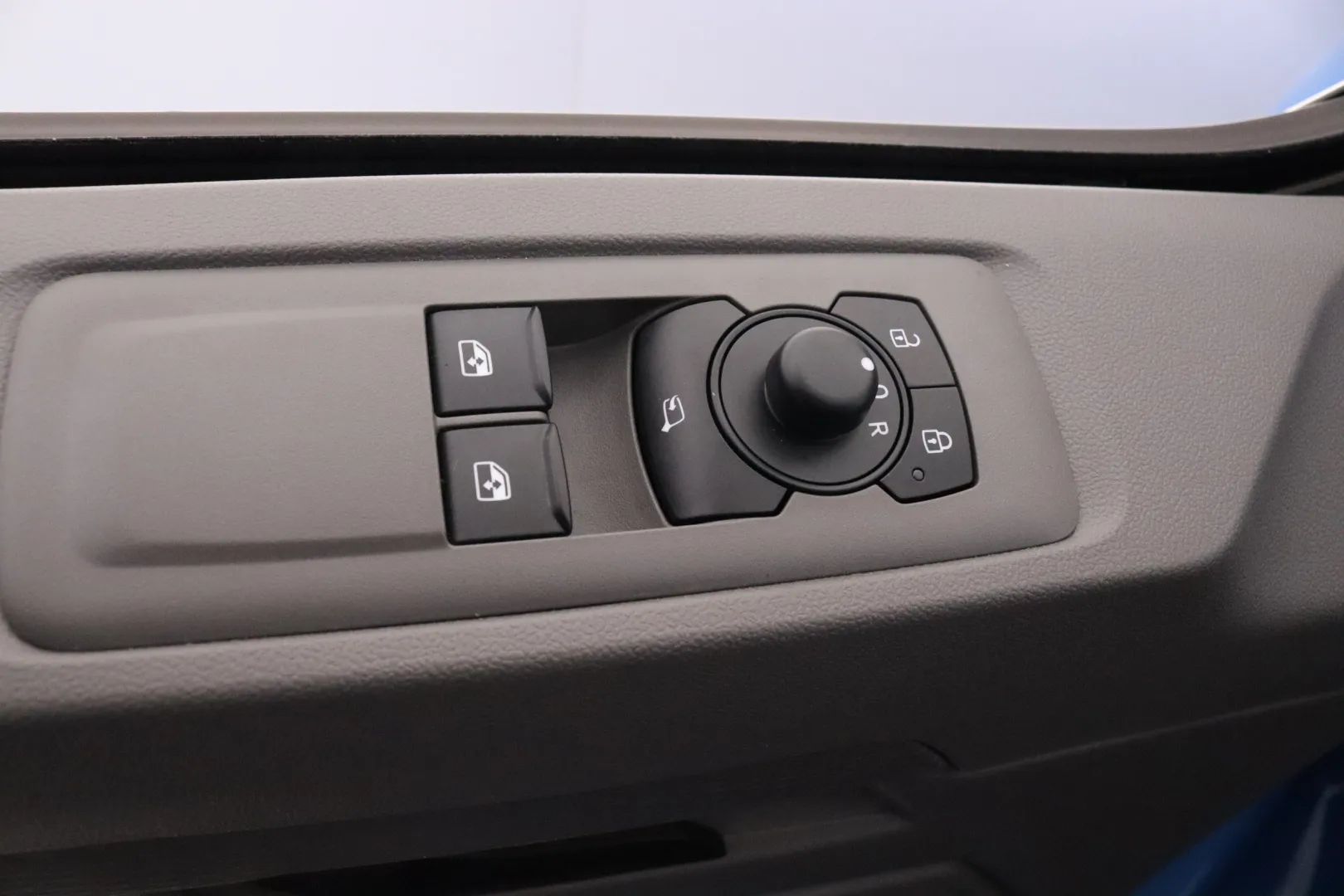 VOLKSWAGEN Transporter XTL-470 carousel image