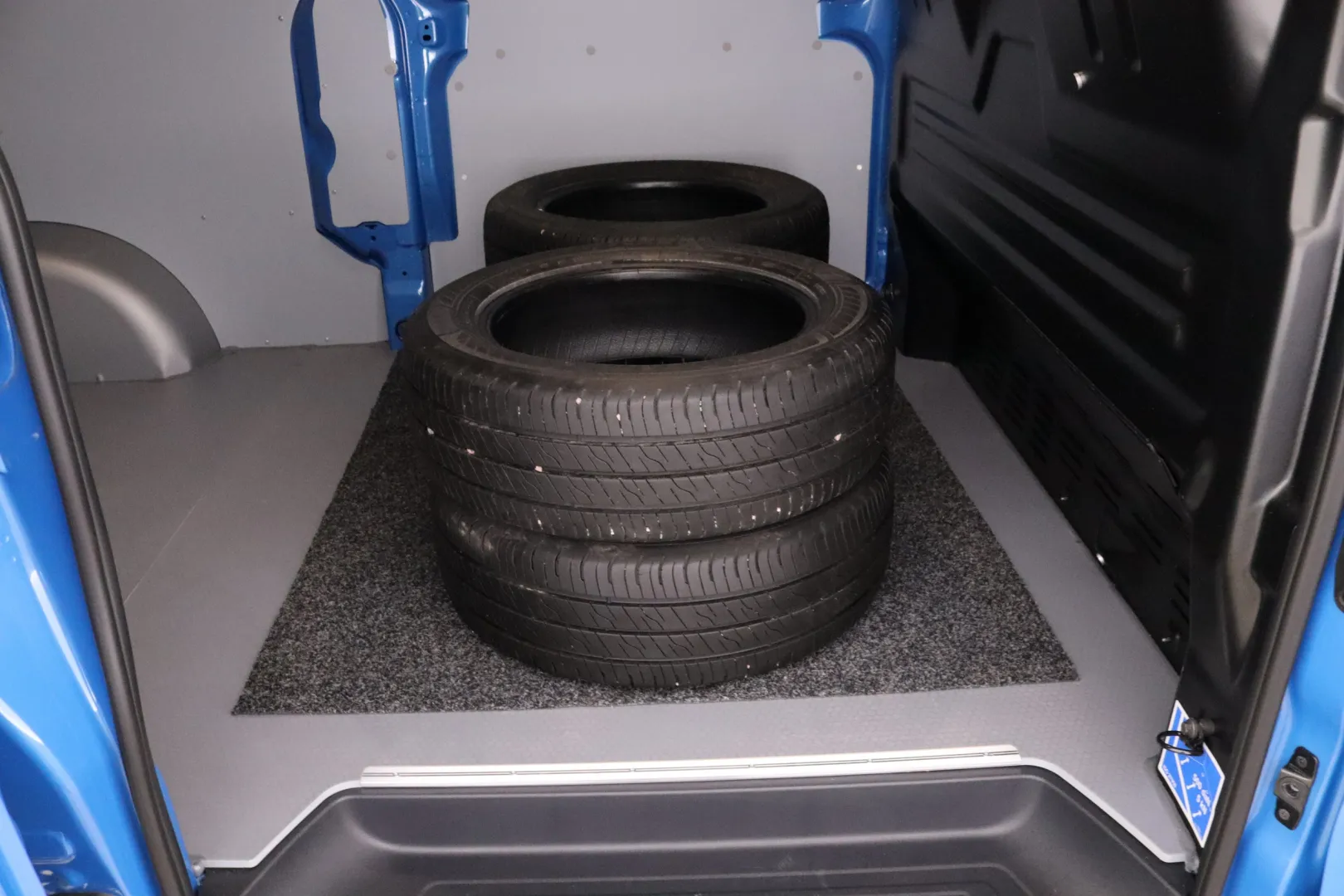 VOLKSWAGEN Transporter XTL-470 carousel image