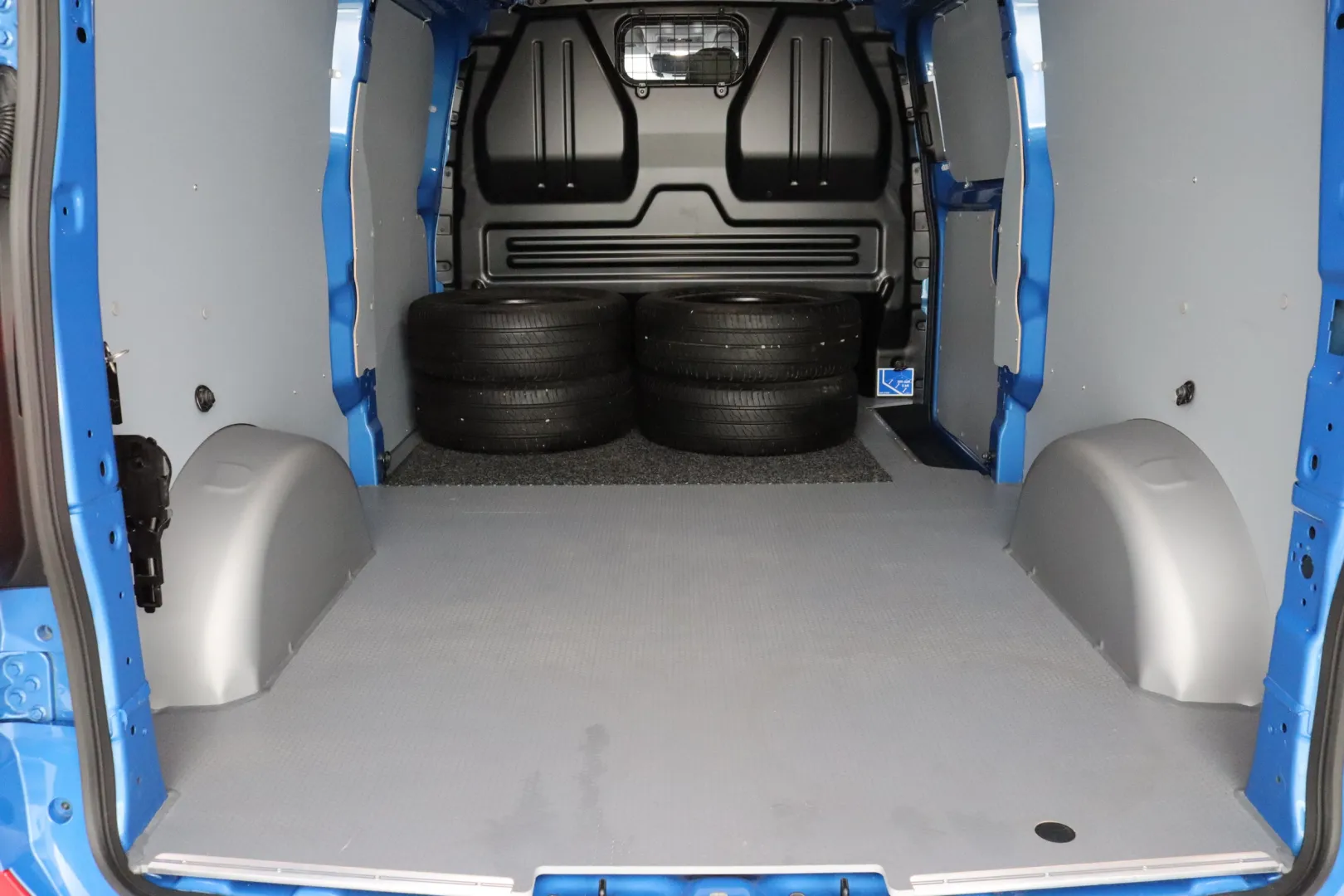 VOLKSWAGEN Transporter XTL-470 carousel image