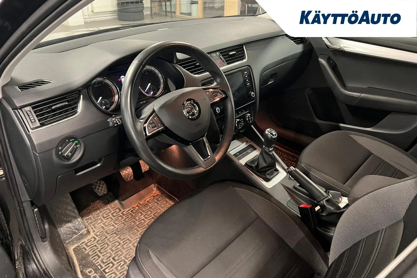 SKODA Octavia CNX-595 carousel image