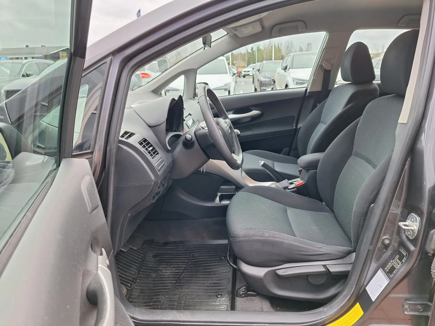 TOYOTA Auris GJP-544 carousel image