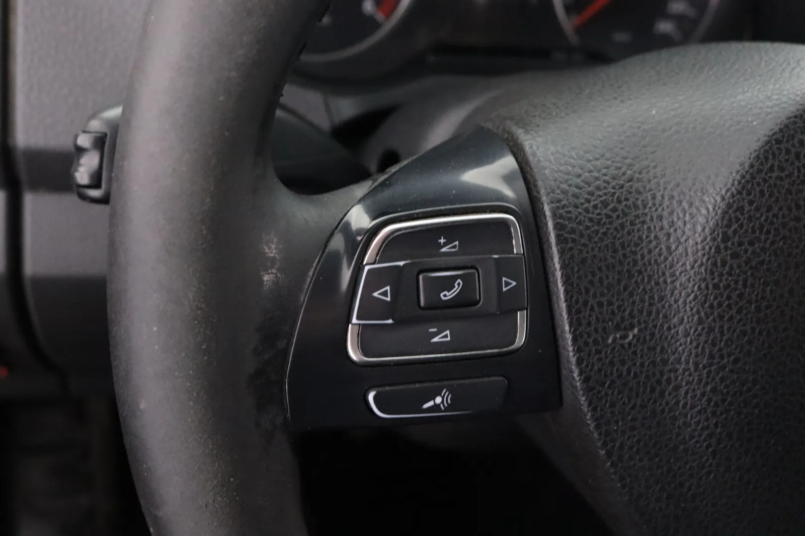 VOLKSWAGEN Amarok EVY-289 carousel image