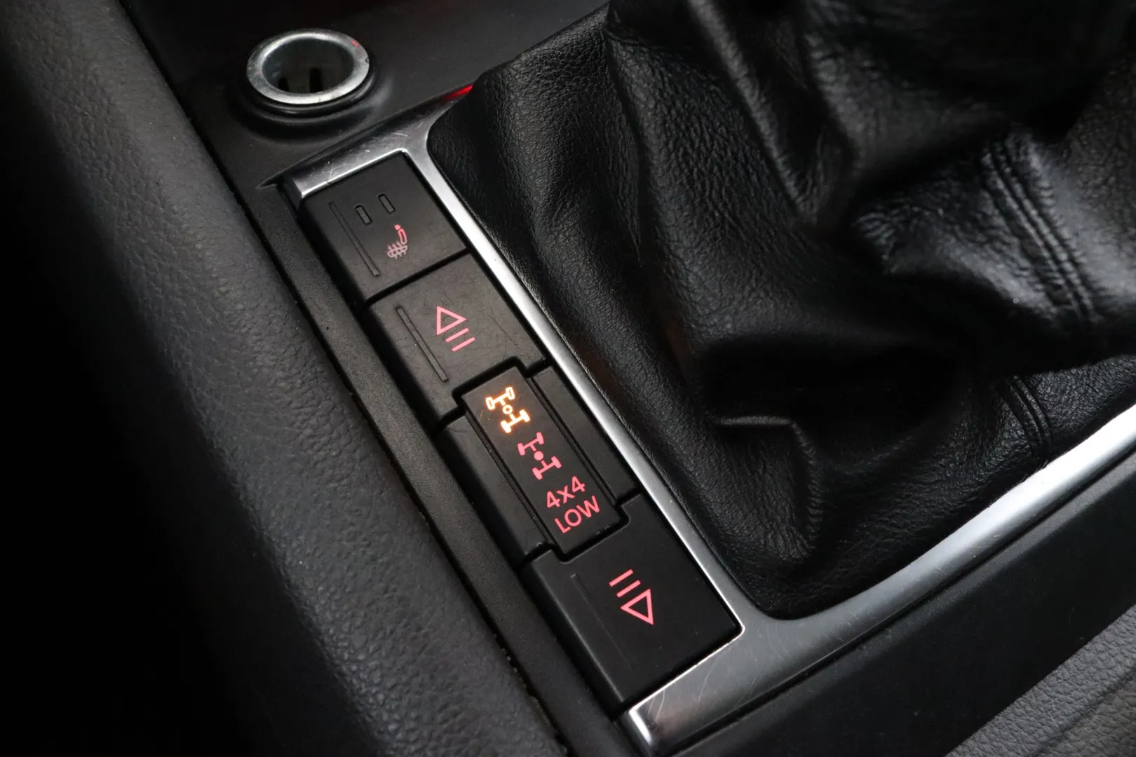 VOLKSWAGEN Amarok EVY-289 carousel image