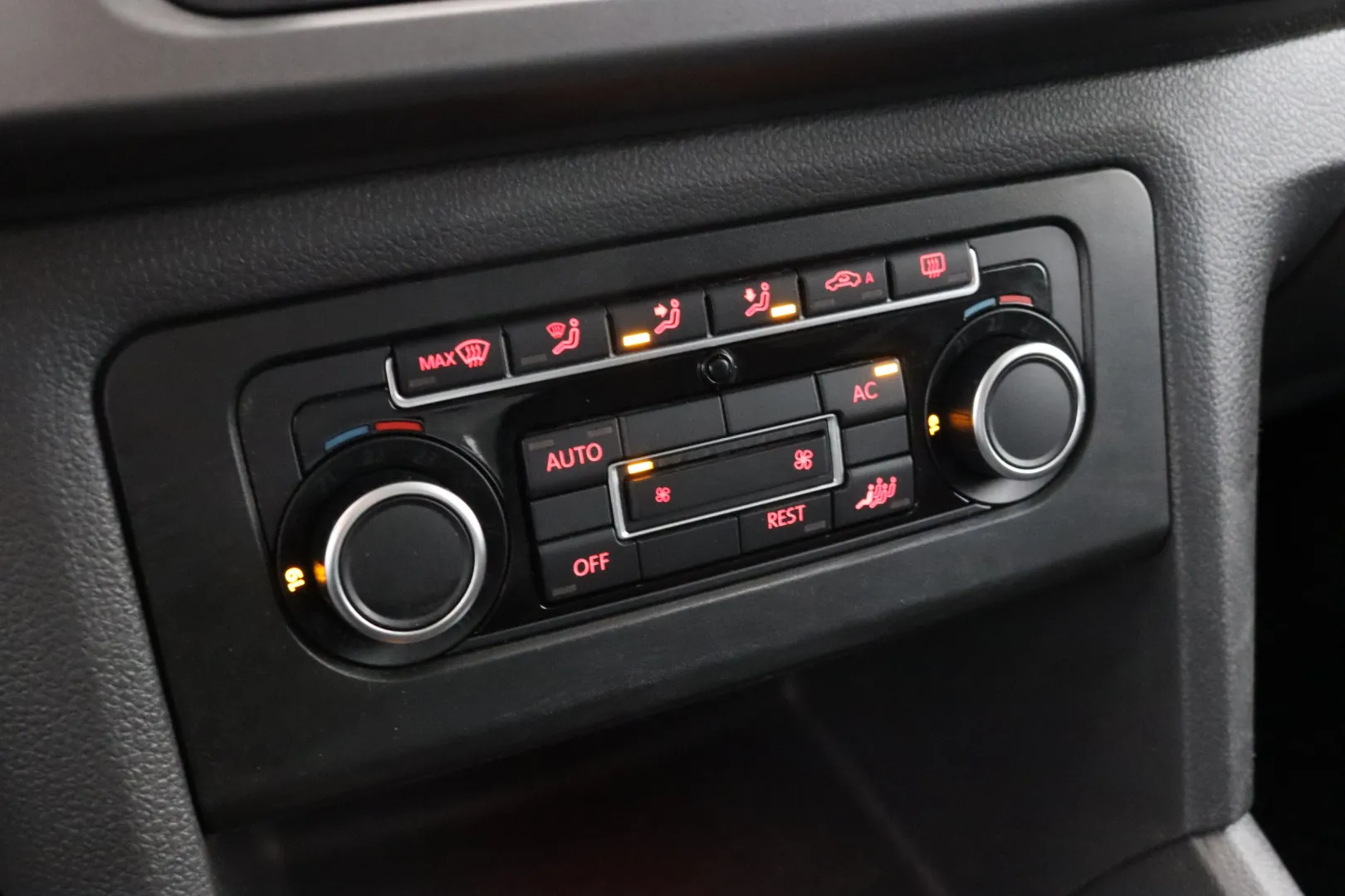 VOLKSWAGEN Amarok EVY-289 carousel image