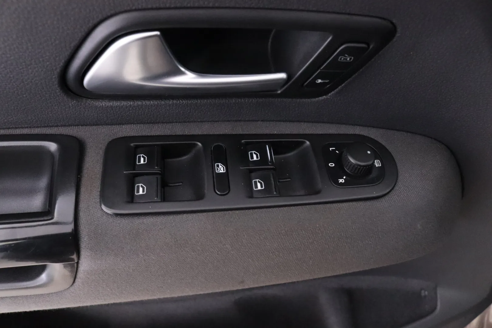 VOLKSWAGEN Amarok EVY-289 carousel image