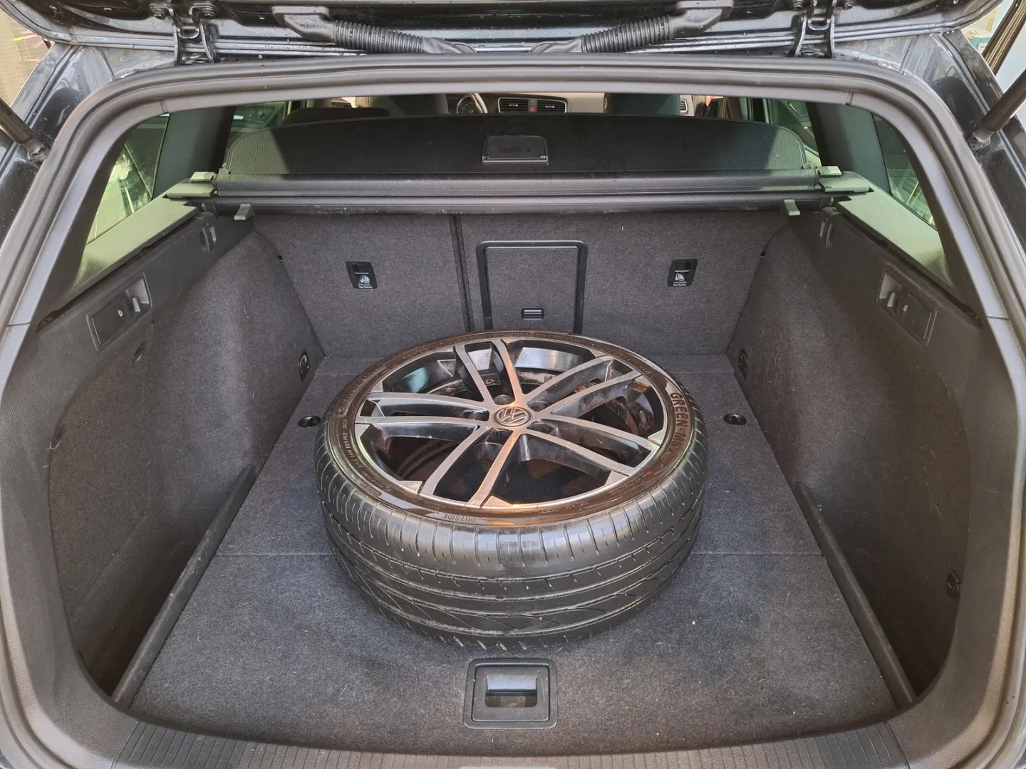 Volkswagen Golf SNN-561 carousel image