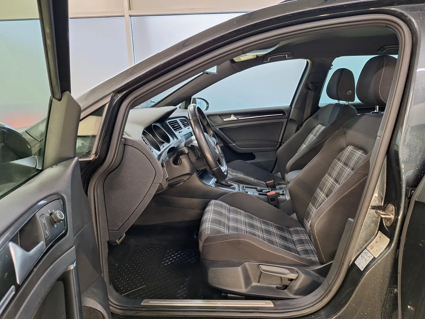 Volkswagen Golf SNN-561 carousel image