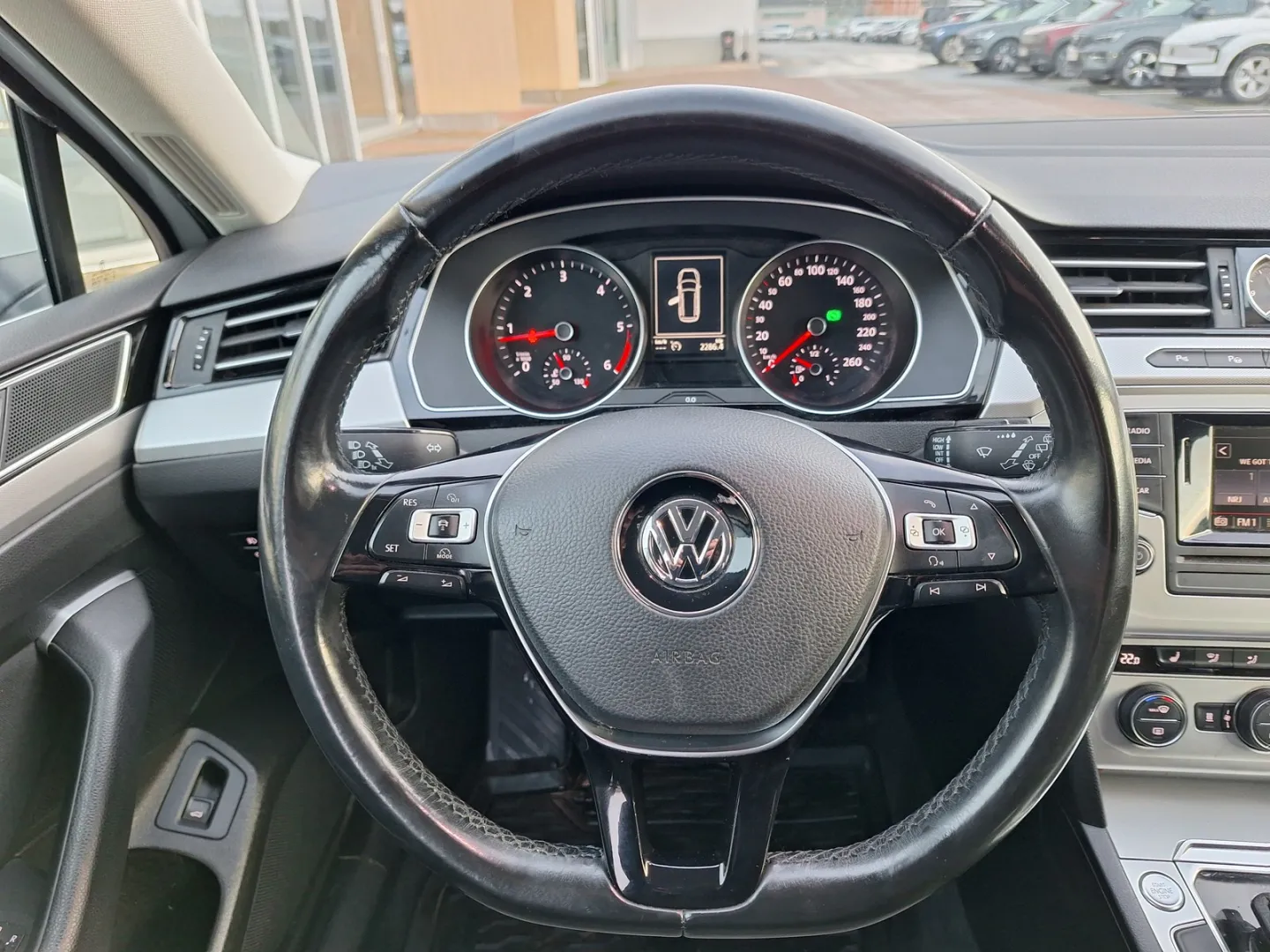 VOLKSWAGEN Passat GLX-757 carousel image